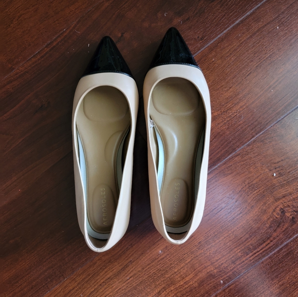 Aerosoles Black and Tan Flats Timeless Elegance